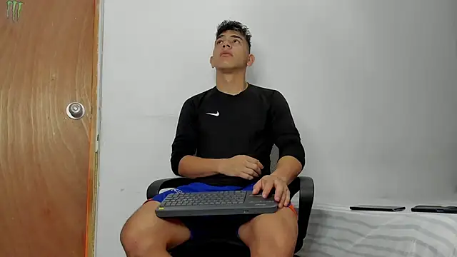 Snapshot of andrew_rose_ chatting on 17, 2, 2026 andrew rose online show from 17, 2, 2026