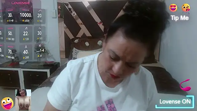 Snapshot of lindaesmeralda chatting on 16, 10, 2025 lindaesmeralda online show from 16, 10, 2025