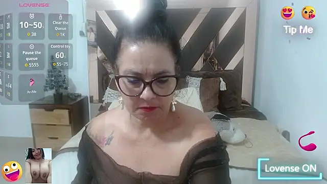 Snapshot of lindaesmeralda chatting on 14, 11, 2025 lindaesmeralda online show from 14, 11, 2025