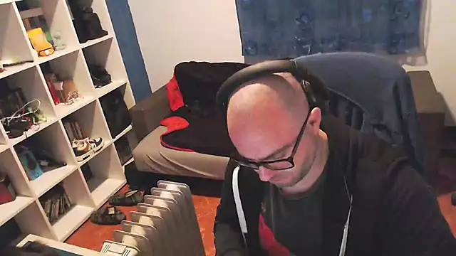 ravingr4d4 online show from 20, 2, 2025