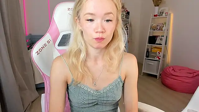 Snapshot of Lily_Young chatting on 13, 10, 2025 Lily Young online show from 13, 10, 2025