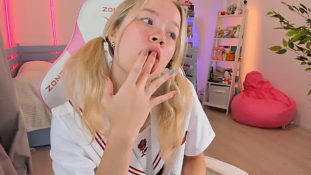 Snapshot of Lily_Young chatting on 4, 11, 2025 Lily Young online show from 4, 11, 2025