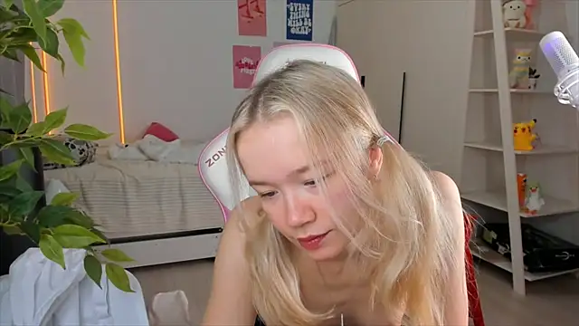 Lily Young online show from 17, 12, 2025