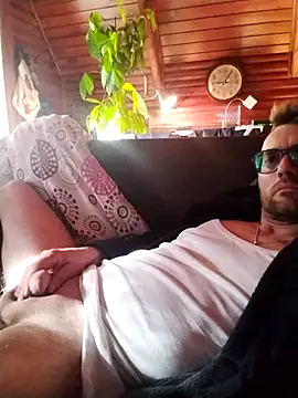 Snapshot of tomee83 chatting on 11, 10, 2025 tomee83 online show from 11, 10, 2025