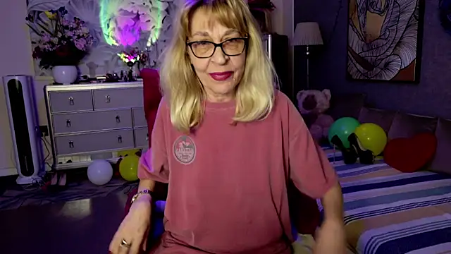 Snapshot of HornyMilf_555 chatting on 17, 2, 2026 HornyMilf 555 online show from 17, 2, 2026