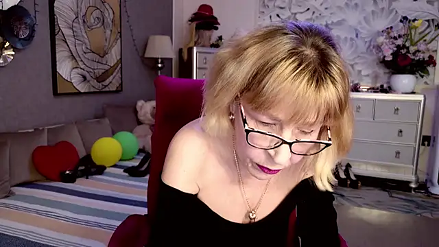 Snapshot of HornyMilf_555 chatting on 4, 4, 2026 HornyMilf 555 online show from 4, 4, 2026