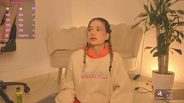 Snapshot of LittleSofia_ chatting on 25, 10, 2025 LittleSofia  online show from 25, 10, 2025