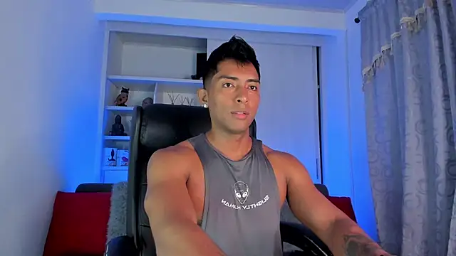 Snapshot of Couple_muscle1 chatting on 4, 12, 2024 Couple muscle1 online show from 4, 12, 2024