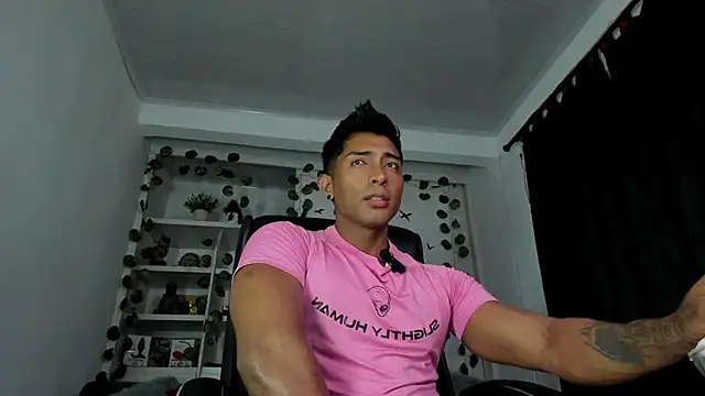 Snapshot of Couple_muscle1 chatting on 5, 1, 2025 Couple muscle1 online show from 5, 1, 2025
