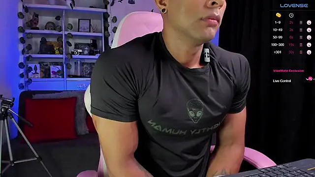 Snapshot of Couple_muscle1 chatting on 15, 1, 2025 Couple muscle1 online show from 15, 1, 2025