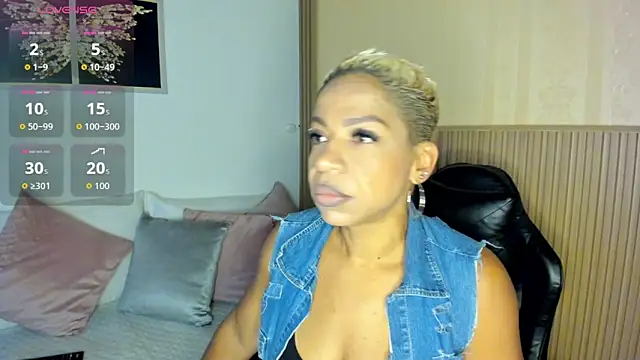 Snapshot of summer_night_ chatting on 13, 10, 2025 summer night  online show from 13, 10, 2025
