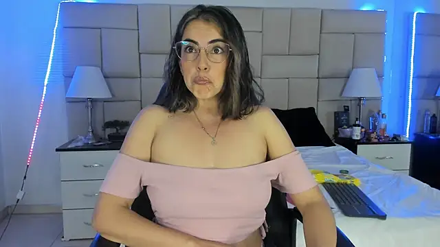 Snapshot of IsisLoveyes_ chatting on 2, 1, 2025 IsisLoveyes online show from 2, 1, 2025
