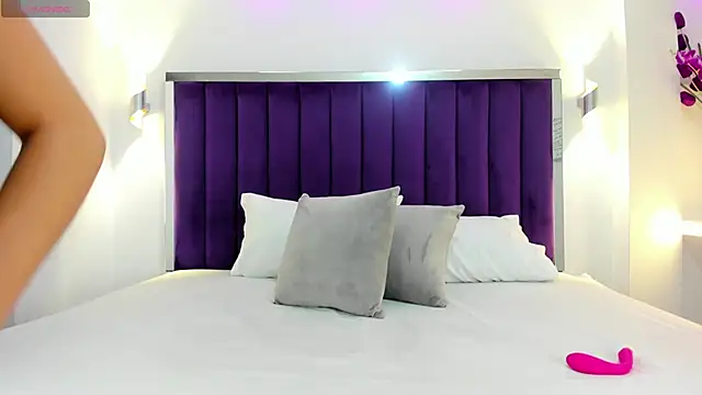 LindsyCater online show from 9, 1, 2025