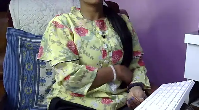 Snapshot of momo_lov chatting on 9, 12, 2024 momo lov online show from 9, 12, 2024