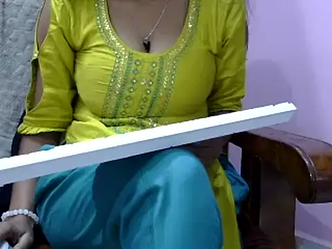 Snapshot of momo_lov chatting on 24, 12, 2024 momo lov online show from 24, 12, 2024