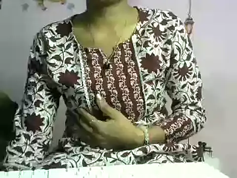 Snapshot of momo_lov chatting on 2, 1, 2025 momo lov online show from 2, 1, 2025