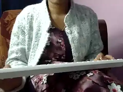 Snapshot of momo_lov chatting on 4, 1, 2025 momo lov online show from 4, 1, 2025