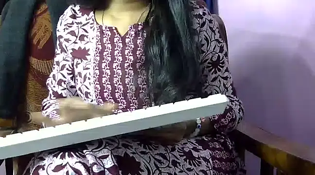Snapshot of momo_lov chatting on 8, 1, 2025 momo lov online show from 8, 1, 2025