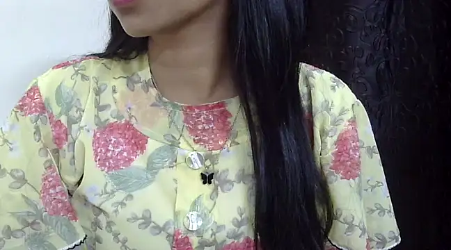 Snapshot of momo_lov chatting on 8, 3, 2025 momo lov online show from 8, 3, 2025