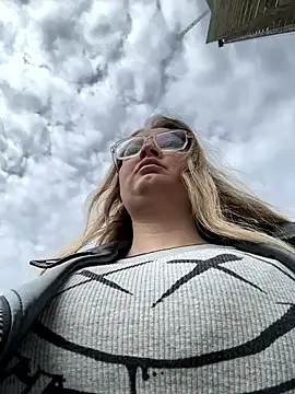 Teya moon  online show from 21, 4, 2026