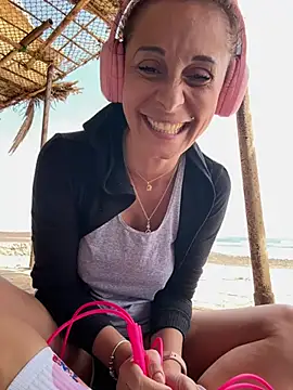 Snapshot of therealbeverlycious chatting on 7, 3, 2026 therealbeverlycious online show from 7, 3, 2026