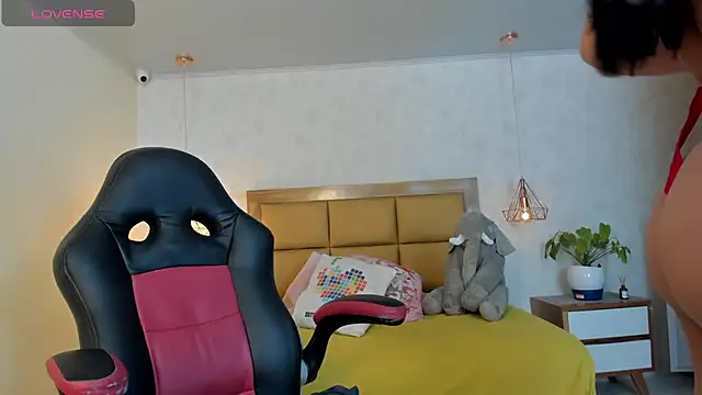 LARSONMIA online show from 1, 2, 2025