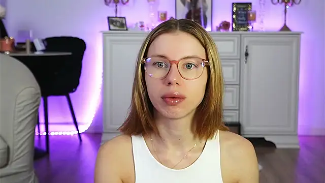 Snapshot of ivyleague_ chatting on 28, 10, 2025 ivyleague  online show from 28, 10, 2025