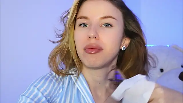 Snapshot of ivyleague_ chatting on 3, 3, 2026 ivyleague online show from 3, 3, 2026