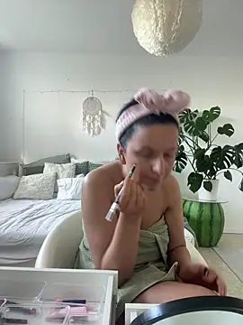 Snapshot of Off__Melonenmandy chatting on 8, 4, 2026 Off Melonenmandy online show from 8, 4, 2026