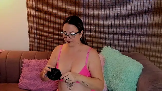 Snapshot of ariana_cross chatting on 5, 3, 2026 ariana cross online show from 5, 3, 2026