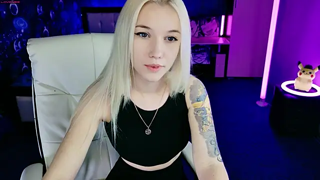 Snapshot of ShhhO_O chatting on 2, 10, 2025 ShhhO O online show from 2, 10, 2025