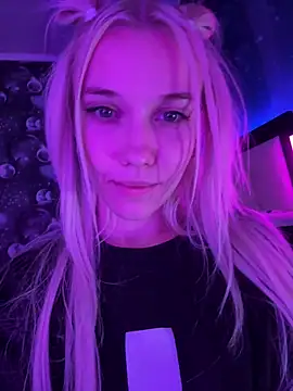 Snapshot of ShhhO_O chatting on 3, 10, 2025 ShhhO O online show from 3, 10, 2025