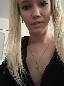 Snapshot of ShhhO_O chatting on 7, 10, 2025 ShhhO O online show from 7, 10, 2025