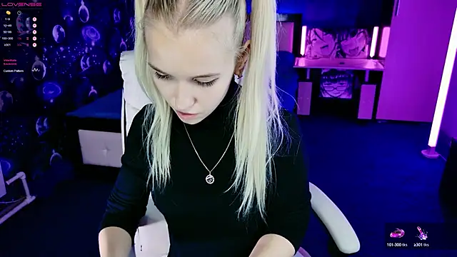 Snapshot of ShhhO_O chatting on 13, 10, 2025 ShhhO O online show from 13, 10, 2025