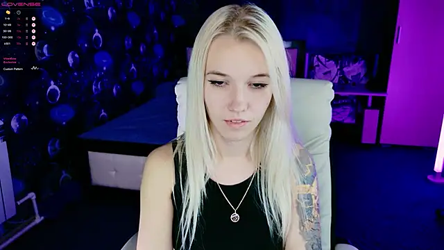 Snapshot of ShhhO_O chatting on 14, 10, 2025 ShhhO O online show from 14, 10, 2025