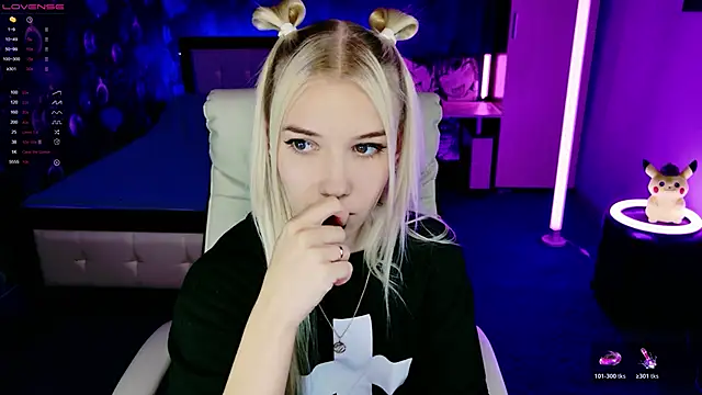 Snapshot of ShhhO_O chatting on 2, 11, 2025 ShhhO O online show from 2, 11, 2025