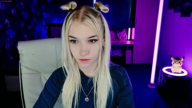 Snapshot of ShhhO_O chatting on 4, 11, 2025 ShhhO O online show from 4, 11, 2025