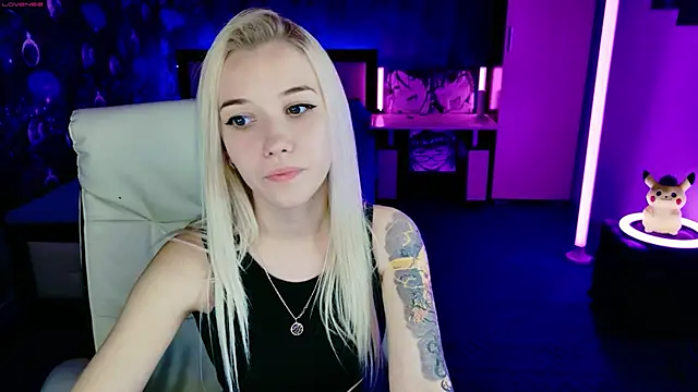 Snapshot of ShhhO_O chatting on 6, 11, 2025 ShhhO O online show from 6, 11, 2025