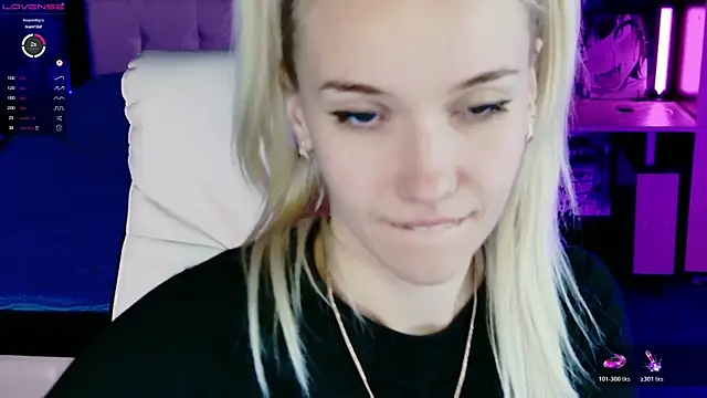 Snapshot of ShhhO_O chatting on 13, 11, 2025 ShhhO O online show from 13, 11, 2025