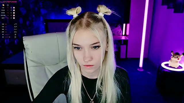 Snapshot of ShhhO_O chatting on 21, 11, 2025 ShhhO O online show from 21, 11, 2025