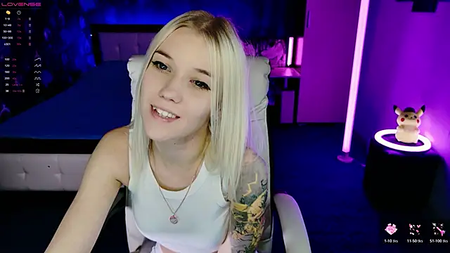 Snapshot of ShhhO_O chatting on 30, 11, 2025 ShhhO O online show from 30, 11, 2025