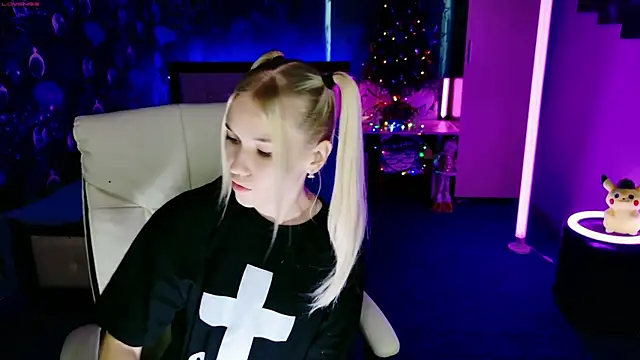 Snapshot of ShhhO_O chatting on 21, 12, 2025 ShhhO O online show from 21, 12, 2025