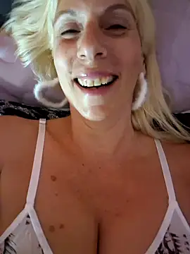 Snapshot of Ina_HotX chatting on 7, 10, 2025 Ina HotX online show from 7, 10, 2025