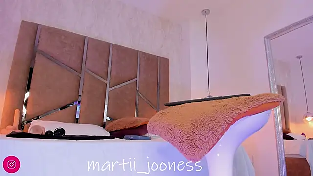 Martinaa Jones  online show from 23, 2, 2025