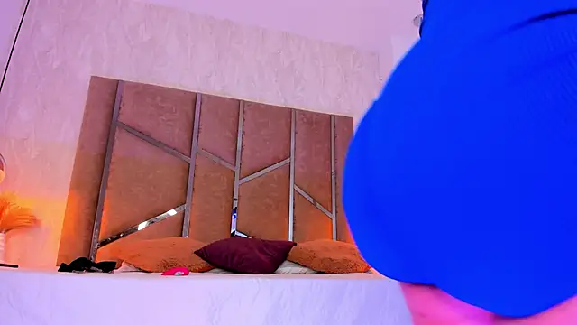 Martinaa Jones  online show from 4, 3, 2025