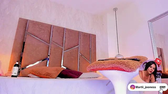 Martinaa Jones  online show from 10, 3, 2025