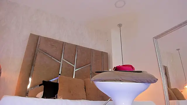 Martinaa Jones  online show from 4, 3, 2026