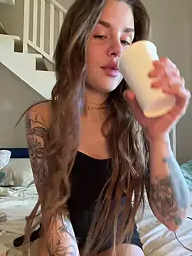 Snapshot of EmiliaCatalina chatting on 11, 3, 2025 EmiliaCatalina online show from 11, 3, 2025