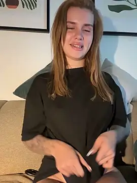 Snapshot of EmiliaCatalina chatting on 8, 9, 2025 EmiliaCatalina online show from 8, 9, 2025