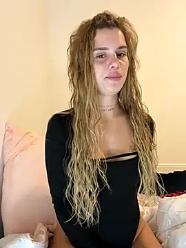 Snapshot of EmiliaCatalina chatting on 15, 10, 2025 EmiliaCatalina online show from 15, 10, 2025